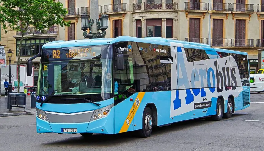 Autobús Aerobús A2 en Plaza Catalunya, Barcelona, listo para llevarte al aeropuerto.