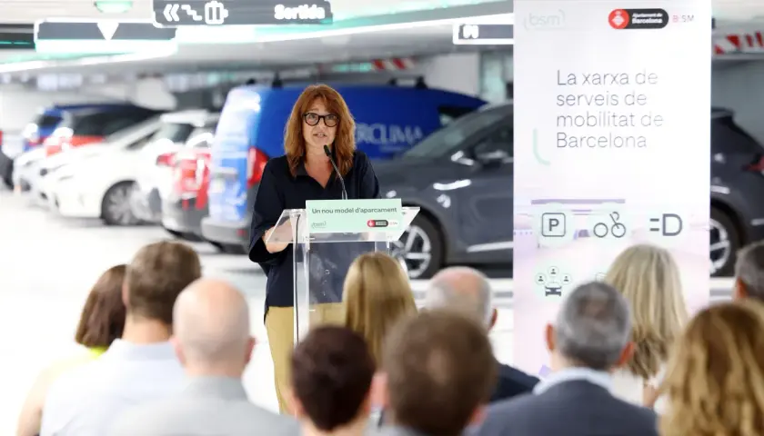 Mujer habla en un evento de BSM Marina Port sobre un nuevo modelo de aparcamiento.