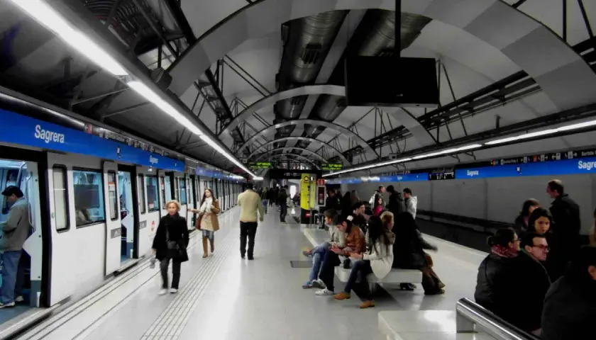 Gente esperando en la estación de metro Sagrera. ¿A qué hora cierra la metro a Barcelona?
