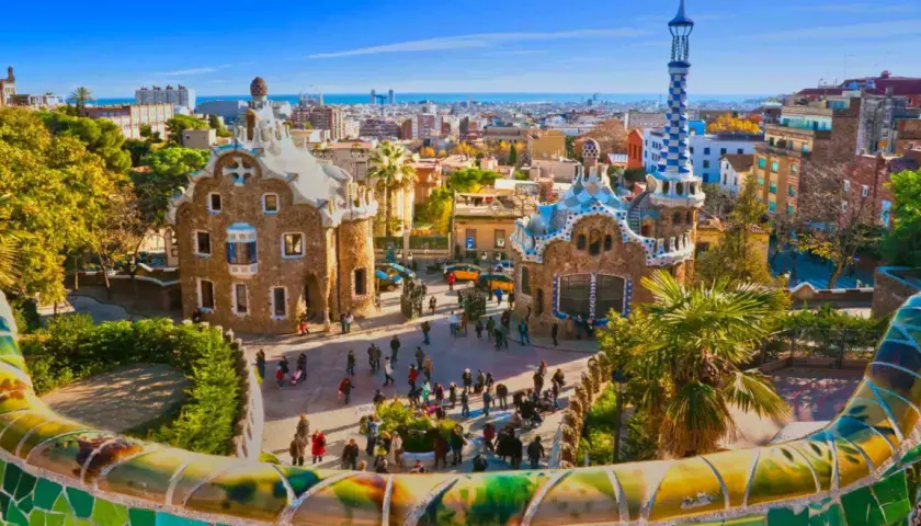 Vista panorámica de Barcelona desde el Park Güell. La distancia de Salou a Barcelona es de aproximadamente 100 km.