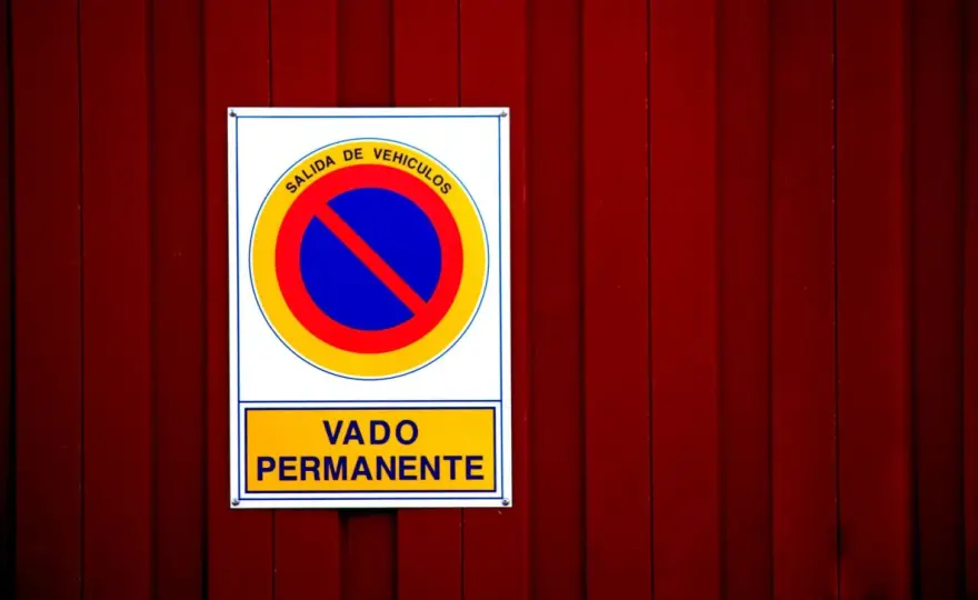Qué es un vado señalizado y cómo reconocerlo