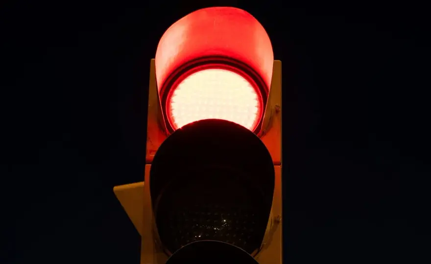 Luz roja intermitente ¿qué significa y cómo actuar?