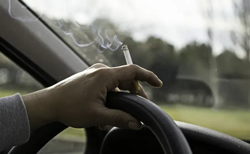 ¿Se puede fumar conduciendo? Multas y excepciones