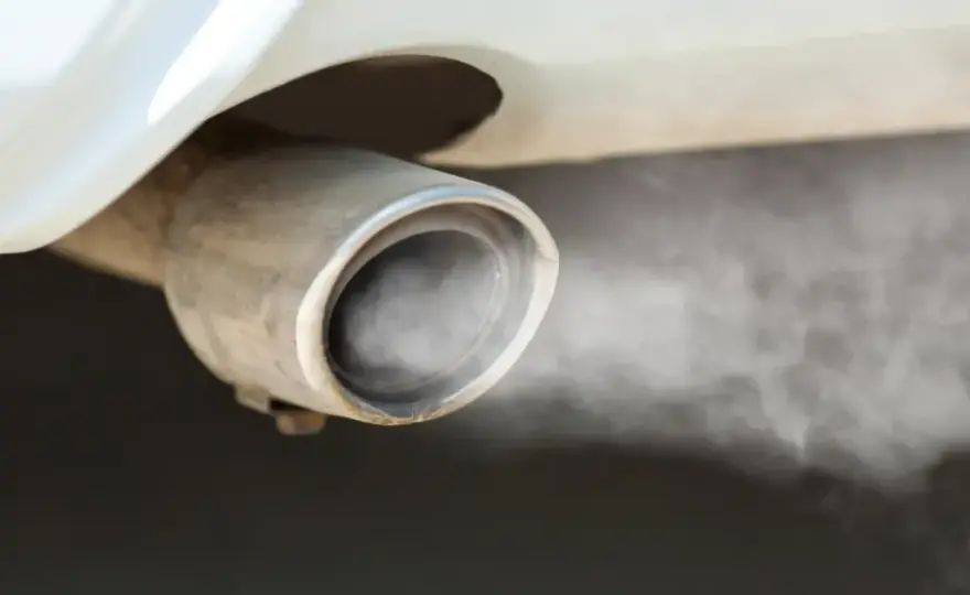 Humo blanco en el coche y olor a quemado - causas y qué hacer