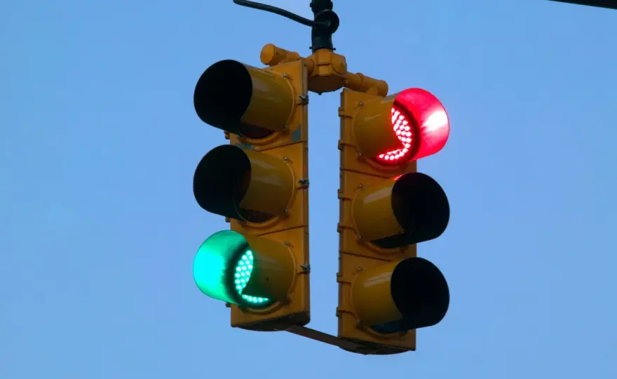 Semáforo del tranvía - qué significan las barras blancas