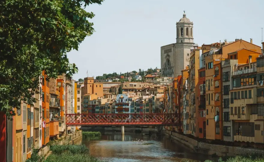 Cómo llegar a Girona desde Barcelona - tren, coche o autobús