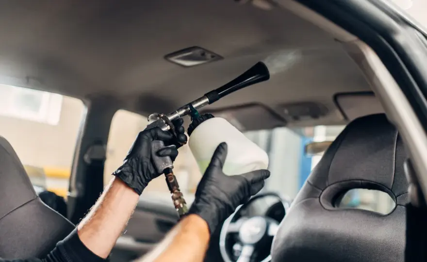 Cómo reparar el techo interior del coche cuando se descuelga