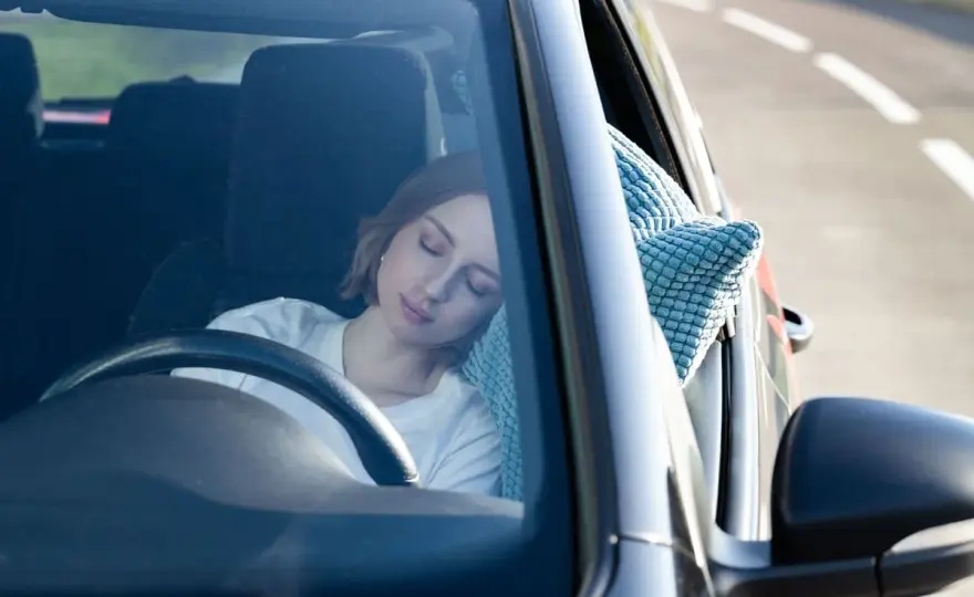 ¿Se puede dormir en el coche en España? Reglas y consejos