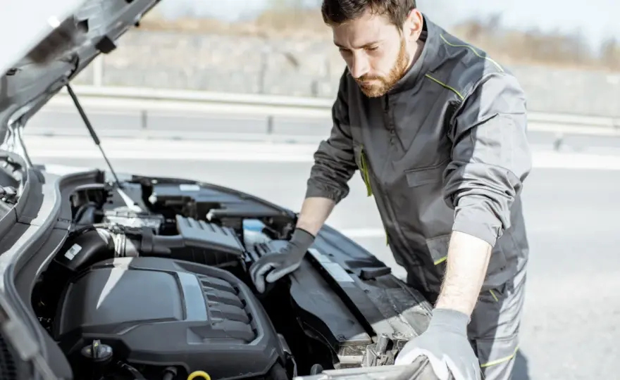 ¿Por qué da tirones el coche? Causas y qué revisar