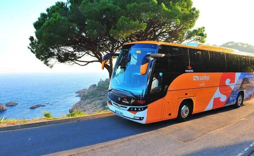 Cómo llegar a la Costa Brava en tren y autobús desde Barcelona