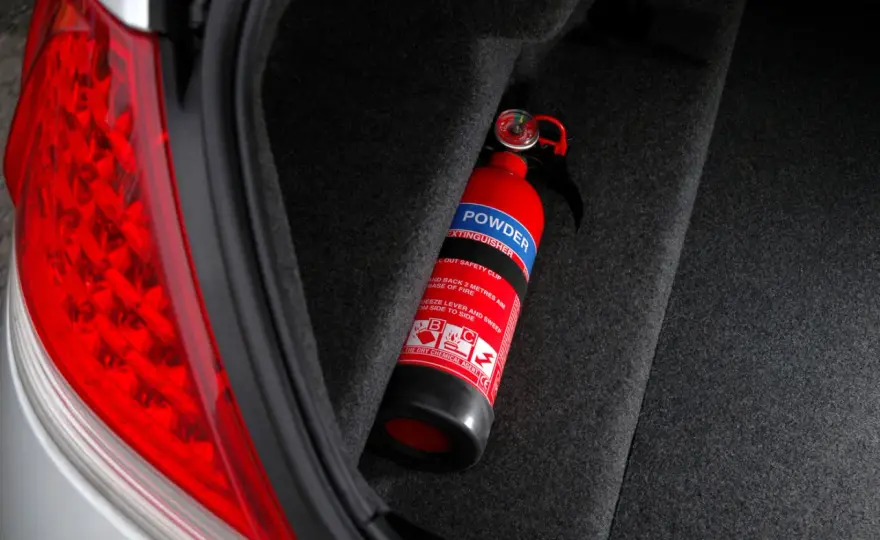 ¿Es obligatorio llevar extintor en el coche? Casos y requisitos