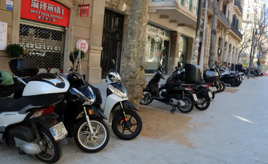 Aparcar una moto en la T1 de Barcelona - guía práctica