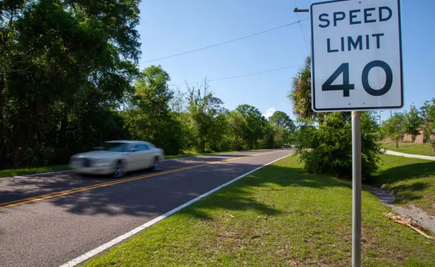 ¿Cuál es la velocidad máxima en carretera convencional?