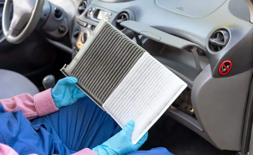 Por qué huele mal el aire acondicionado del coche y cómo evitarlo