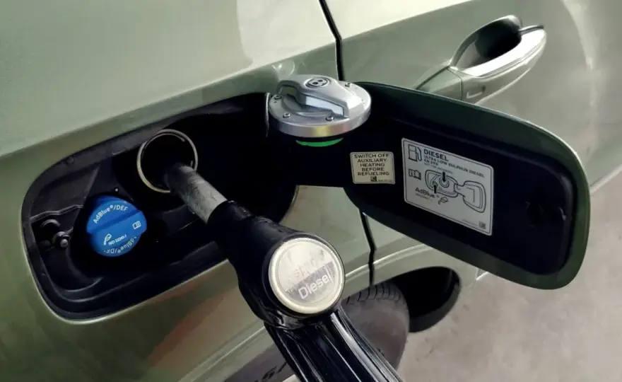 AdBlue en coches diésel - cómo rellenarlo y evitar averías