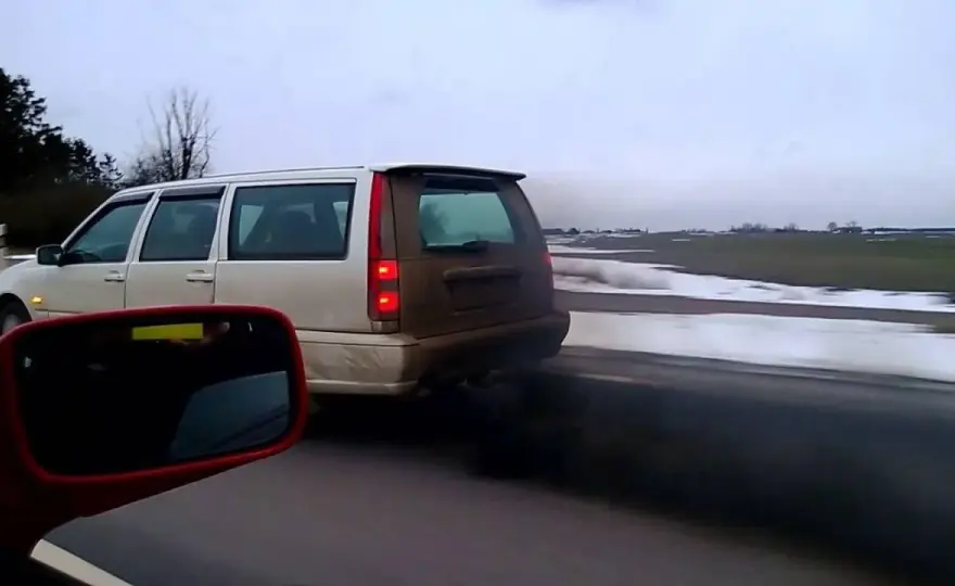 Humo negro al acelerar - causas y soluciones para tu coche