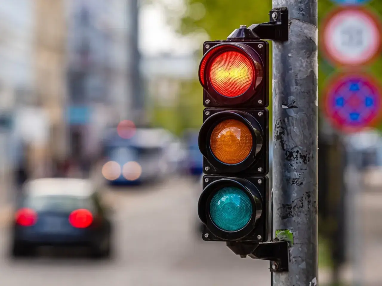 Semáforo en rojo, ¡cuidado con la multa! El tráfico se detiene en la ciudad.