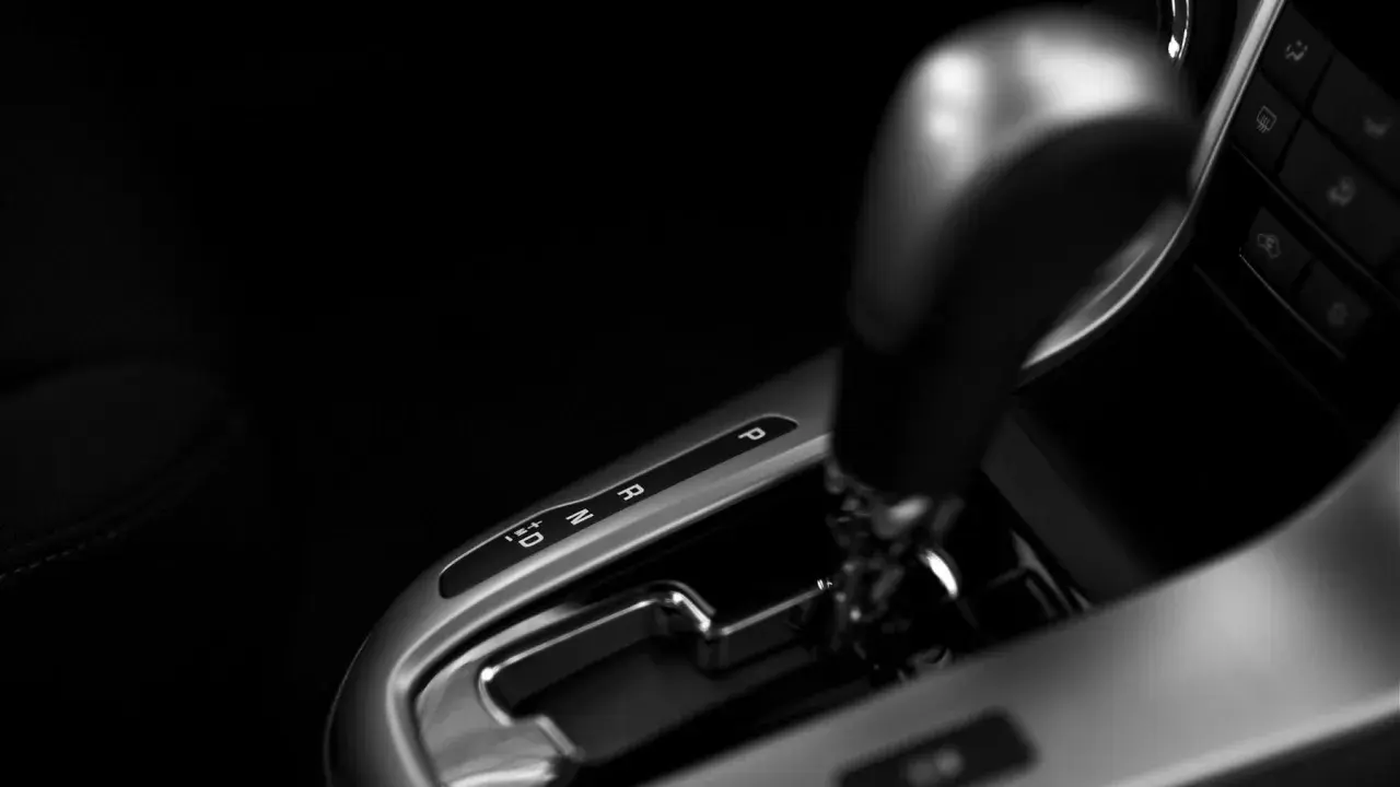 Palanca de cambios de un coche con transmisión automática, mostrando las posiciones P, R, N, D y modo manual. El cambio cvt ofrece una conducción suave.