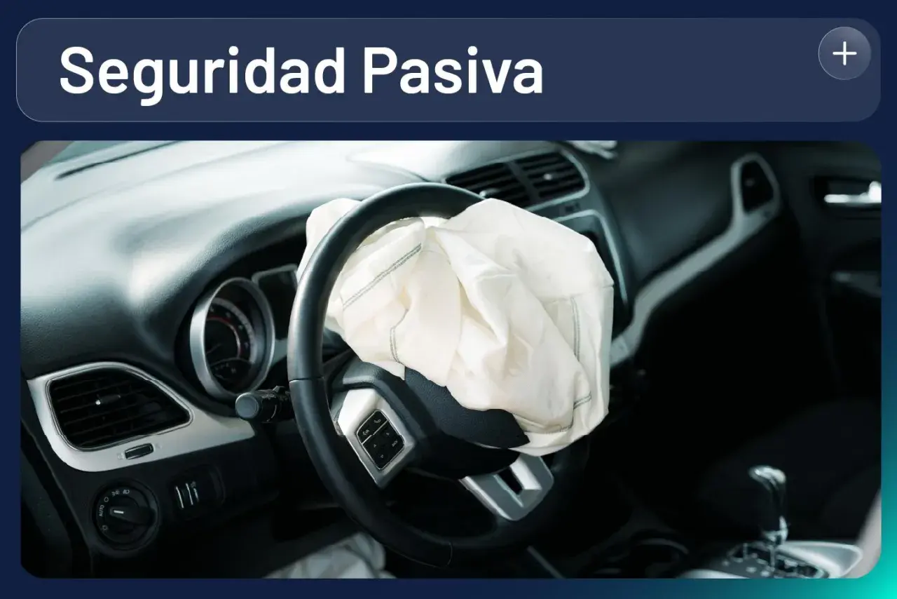 Airbag desplegado en el volante, un ejemplo de seguridad pasiva y activa en vehículos.