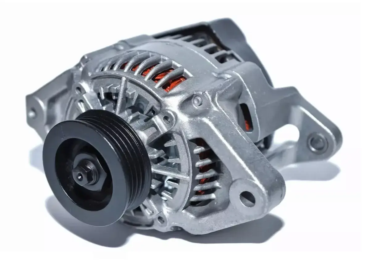 Alternador de coche, pieza clave para generar electricidad y mantener la batería cargada.