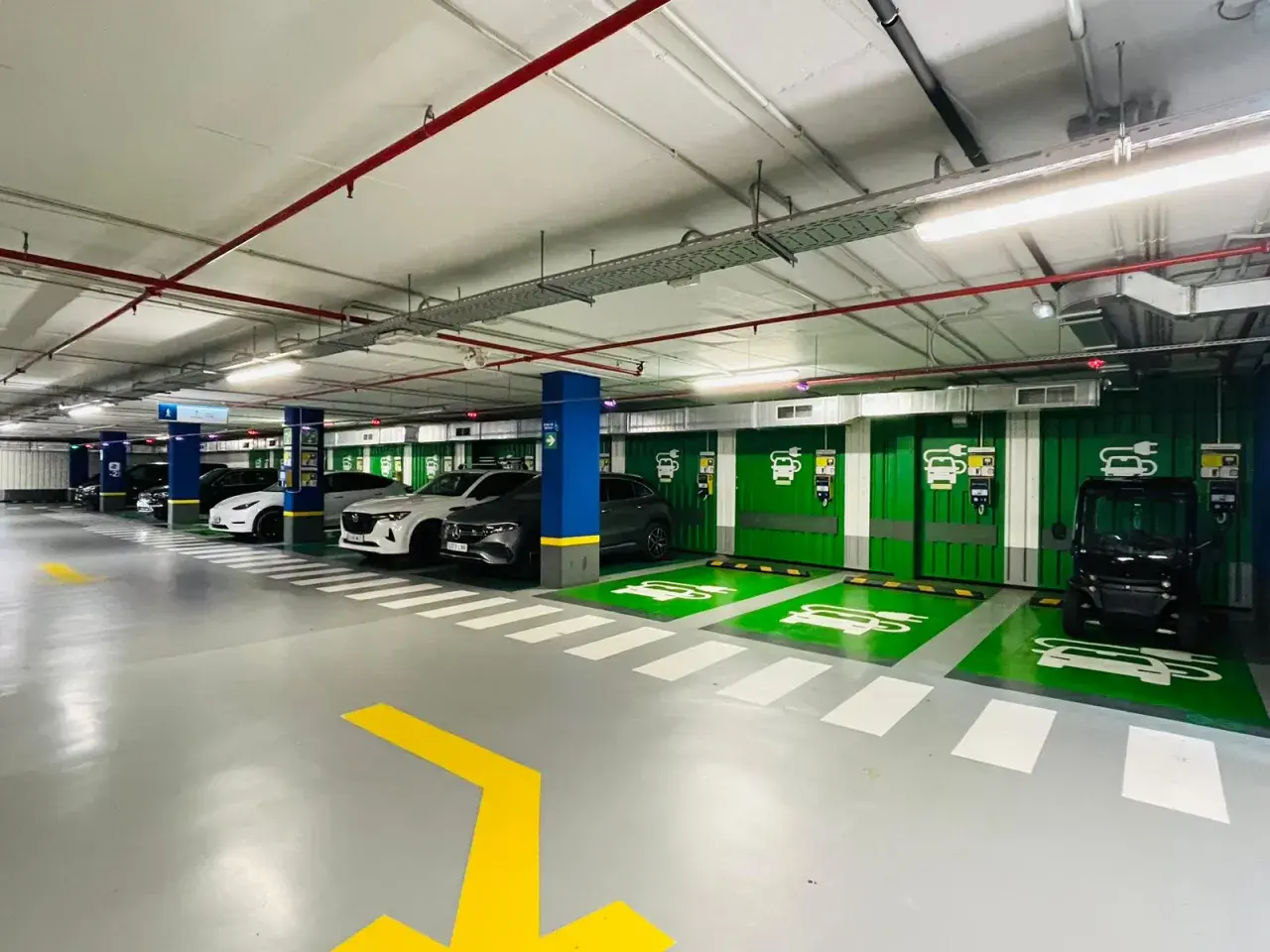 Estacionamiento con puntos de carga para vehículos eléctricos. El parking teknon está listo para la movilidad sostenible.