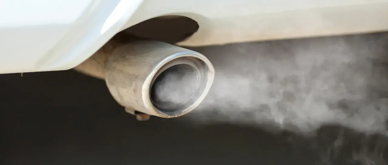 El tubo de escape de mi coche echa humo blanco y huele a quemado. Parece que algo no va bien.