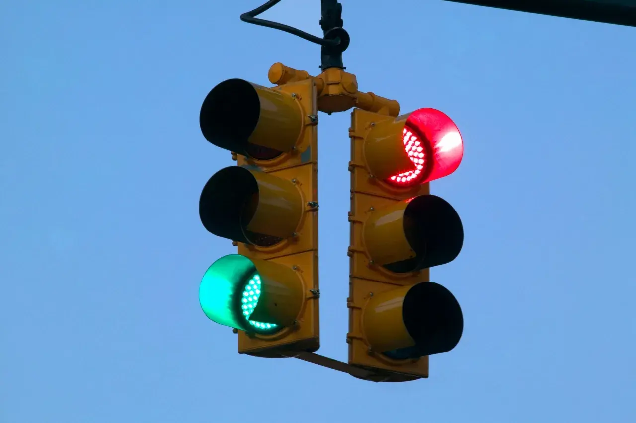 Semáforo de tranvía con luz roja encendida y verde apagada. El significado es claro: ¡alto!