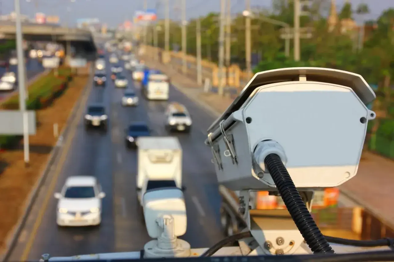 Cámara de vigilancia en carretera. Evita la multa por adelantar en línea continua.