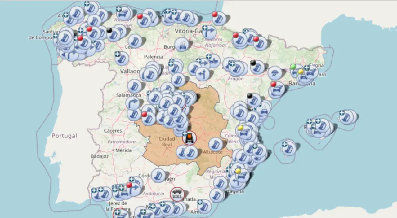Mapa de España con múltiples iconos de camaras DGT indicando puntos de interés en la red de carreteras.
