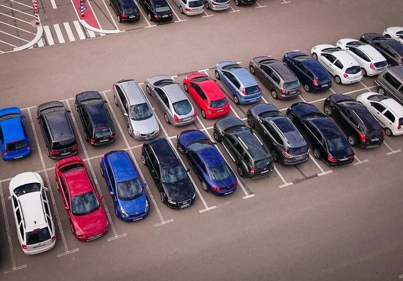 Amplio estacionamiento con varios coches aparcados. ¡Encuentra tu parking gratuit Barcelona ideal!
