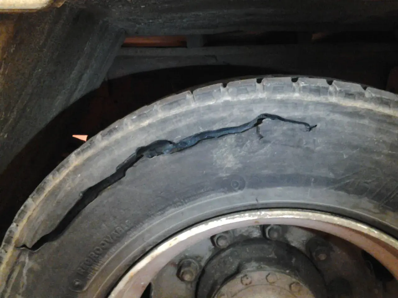 Neumático de coche con una gran grieta, no pasaría la ITV.