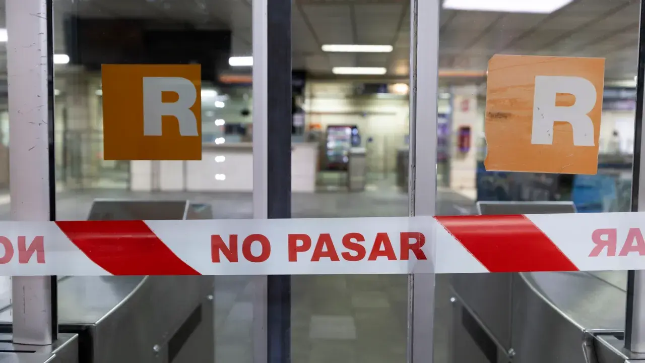 Cinta de "No Pasar" en la entrada de la estación de tren de Blanes.