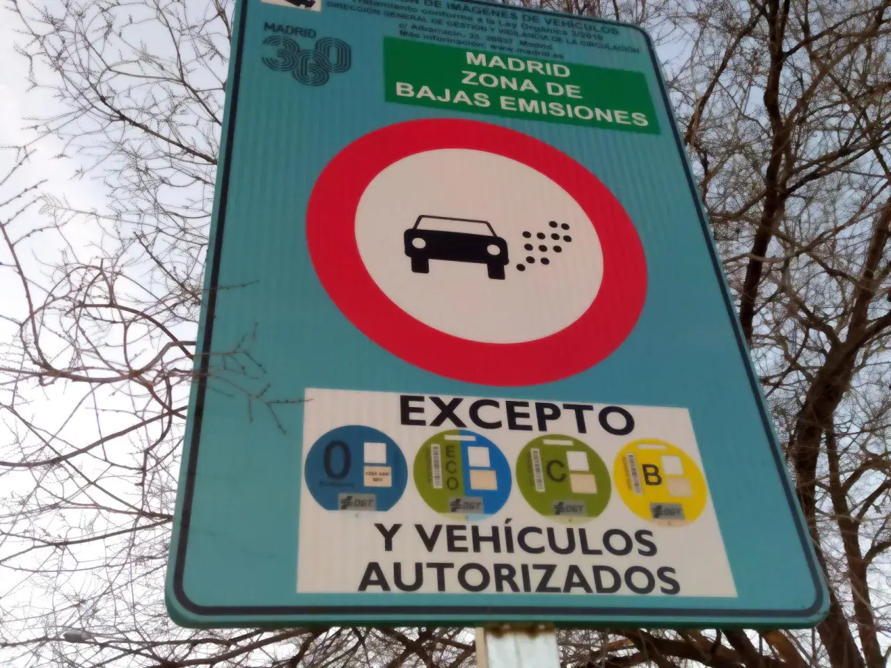 Señal de Madrid Zona de Bajas Emisiones, excepto vehículos con distintivos ECO, C, B y autorizados. ¡Cuidado con tu euro 7!