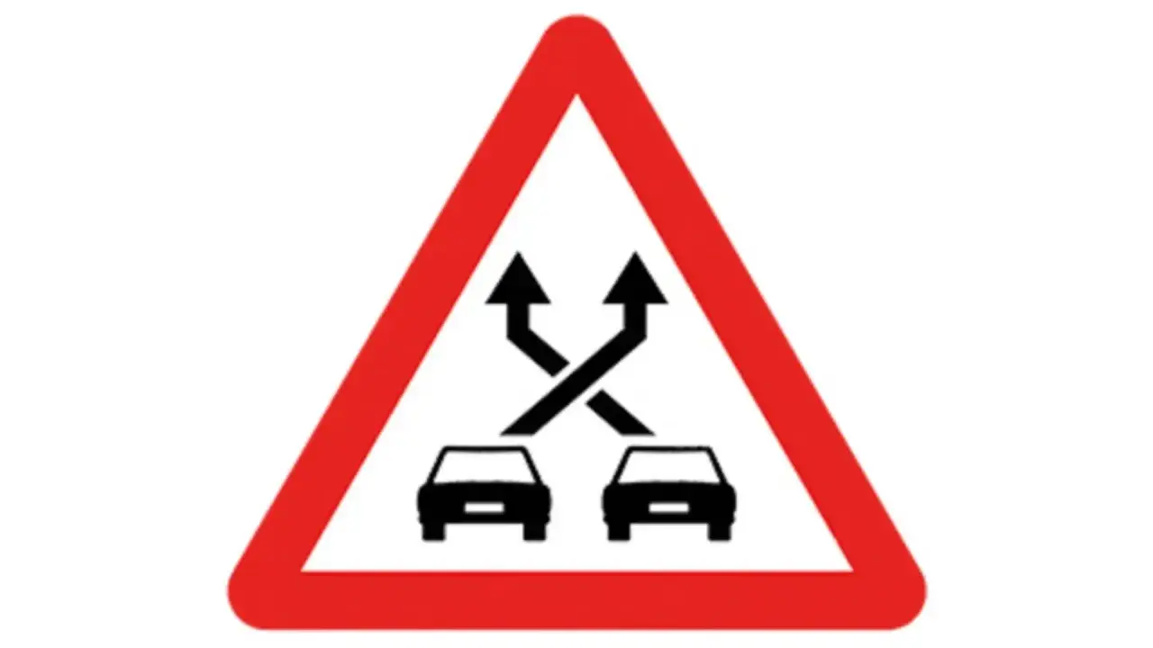 Señal P35: dos carriles se unen o se cruzan. Precaución al adelantar o cambiar de carril.