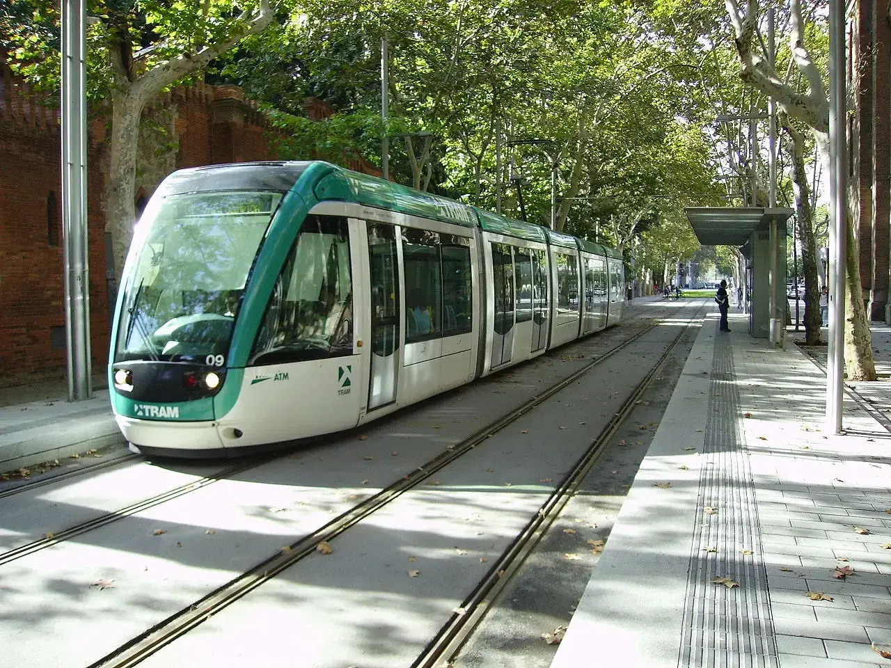 Un tranvía moderno en Barcelona, una excelente opción para saber como moverse por Barcelona.