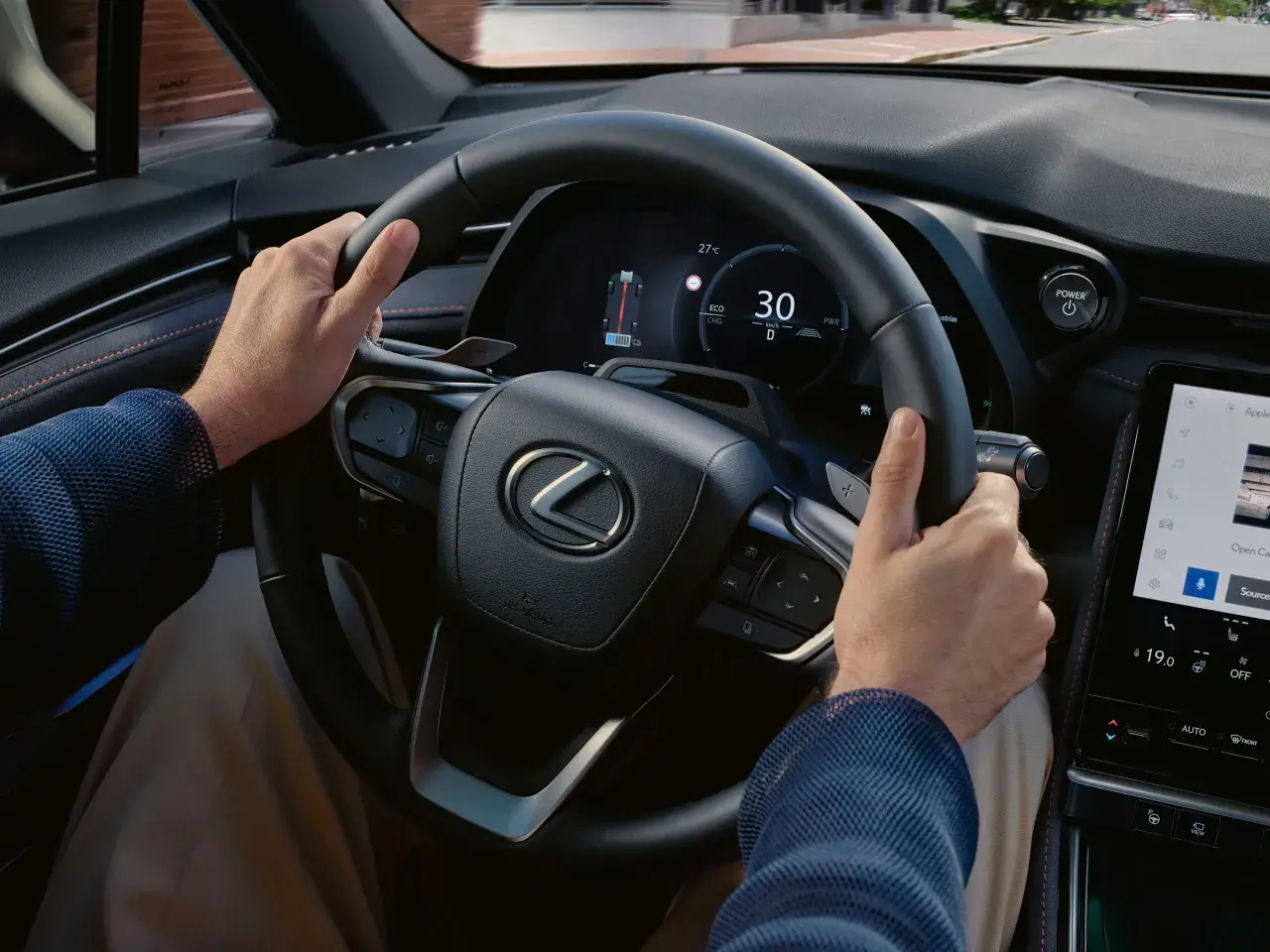 Manos al volante de un Lexus, el velocímetro marca 30 km/h. Espero que mi coche vibra a partir de 100 no sea un problema.