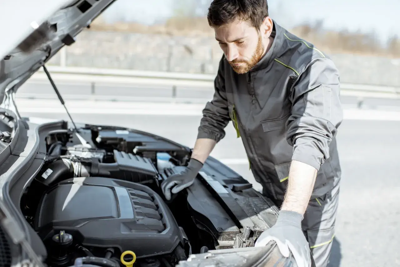 Mecánico revisa el motor de un coche que sufre tirones.