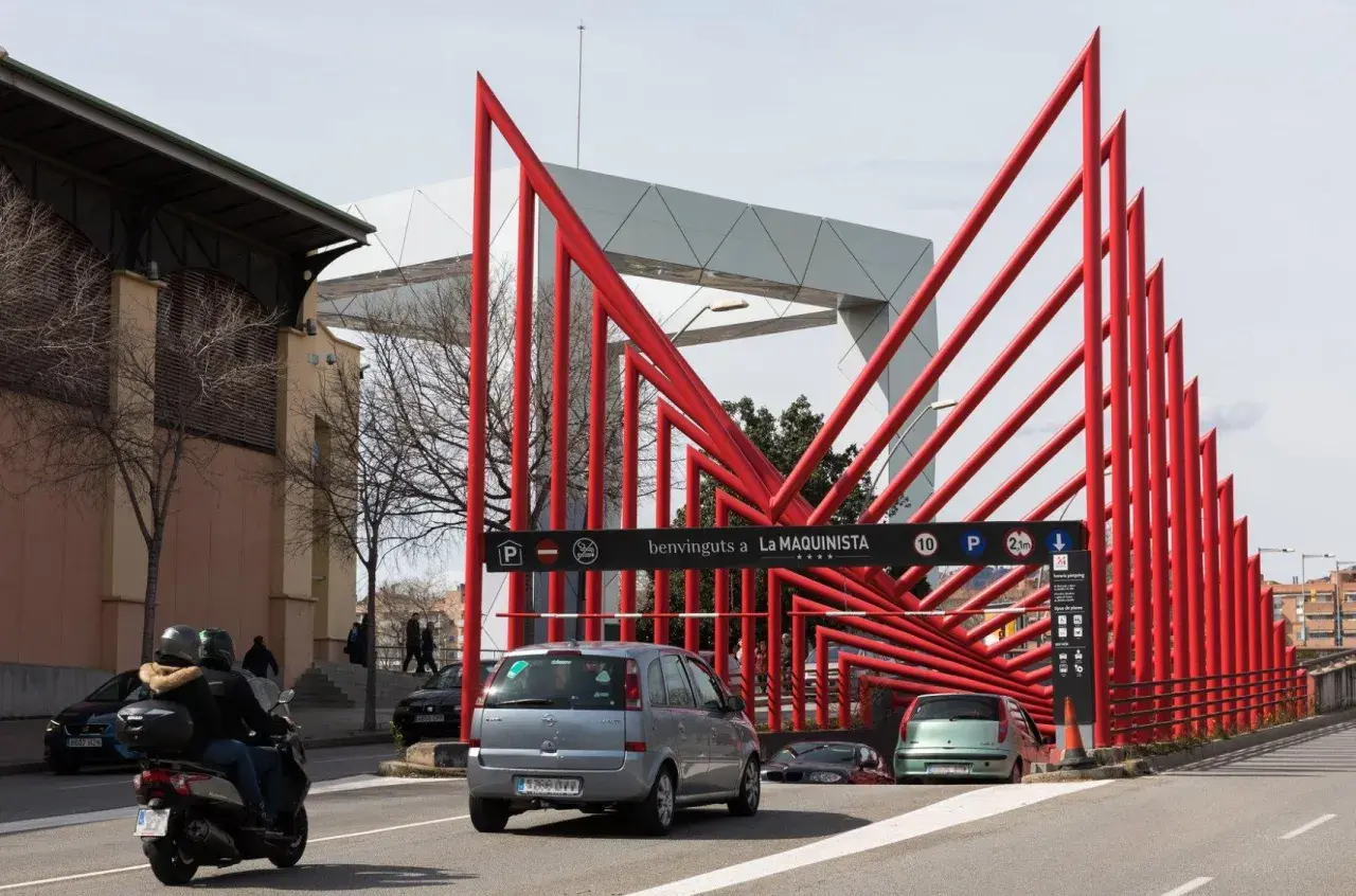 Entrada a La Maquinista, con su llamativa estructura roja. ¡Bienvenido al parking gratuito!