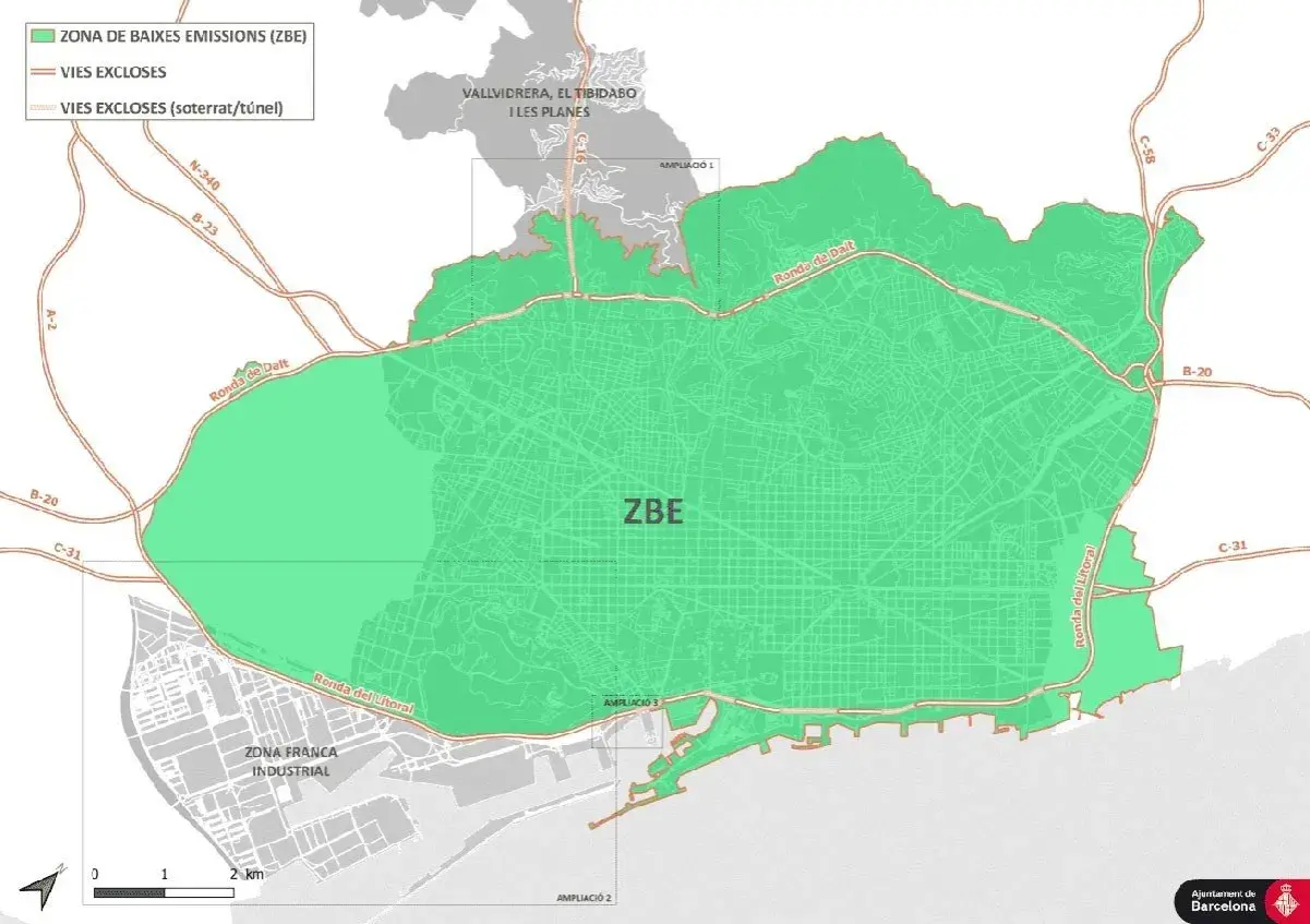 Mapa de Barcelona que muestra la zona de bajas emisiones (ZBE) en verde. Incluye carreteras y áreas industriales.
