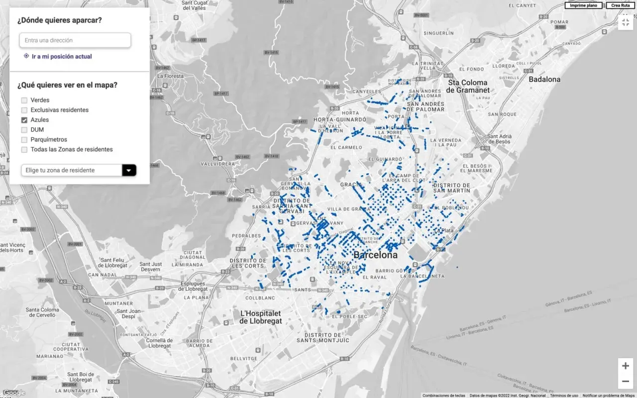 Mapa de Barcelona con puntos azules indicando zonas de aparcar en Montjuïc y alrededores.