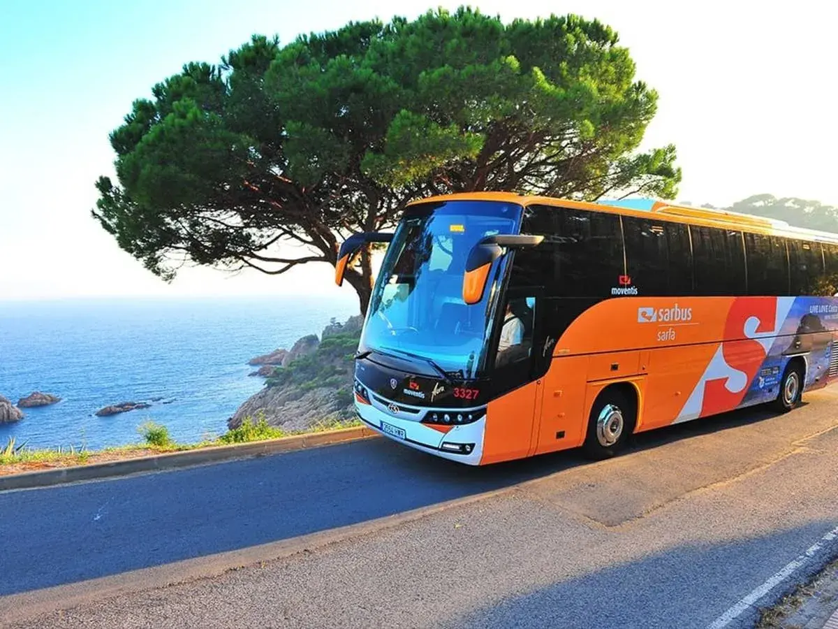 Autobús Sarbus en la costa, disfrutando de las vistas del mar Mediterráneo. Un viaje escénico por la Costa Brava.