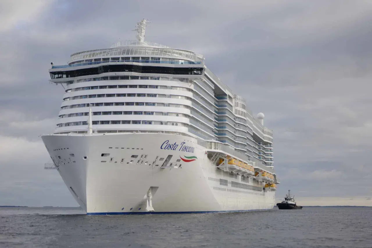 El Costa Toscana, un imponente crucero, navega cerca de la costa de Barcelona.