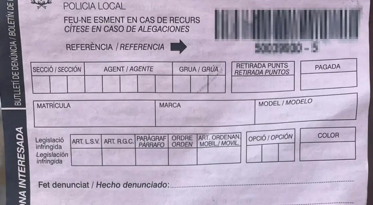 Boletín de denuncia de la Policía Local, con campos para matrícula, marca, modelo y detalles de la infracción, indicando una posible multa por aparcar mal.