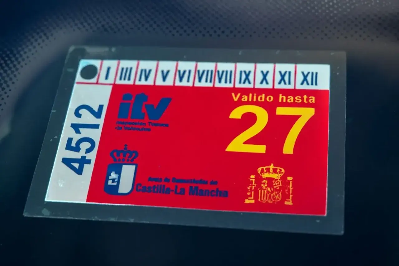 Pegatina de ITV caducada, con el número 4512 y la fecha de validez hasta el 27.