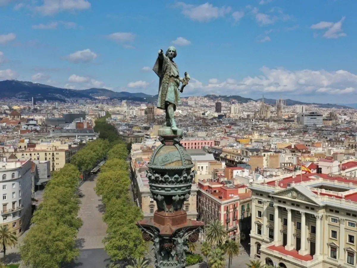 Monumento a Colón en Barcelona, con vistas a la ciudad y al paseo marítimo. Un lugar ideal para aparcar y explorar.