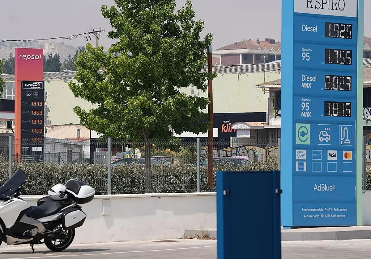 Gasolinera con precios de combustible. El cartel muestra el precio del diésel a 1.925, ideal para echar gasolina a un diésel.