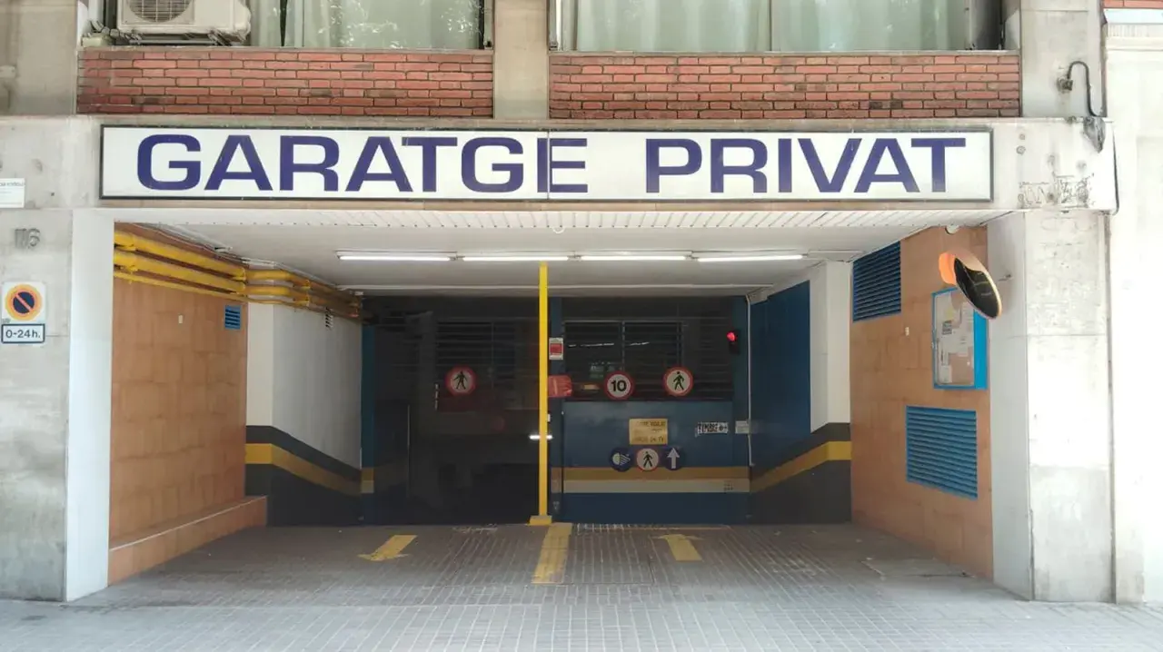 Entrada al parking nn Rocafort Barcelona. Señal de garaje privado con flechas amarillas indicando la dirección.