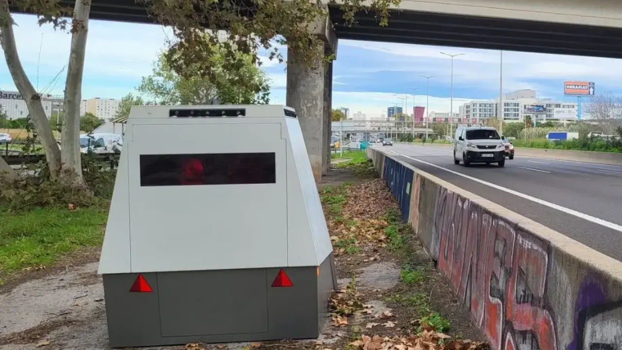 Un radar móvil, uno de los tipos de radares de tráfico, se encuentra en la cuneta de una autopista.