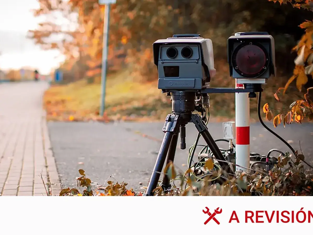 Un radar móvil, con su trípode y cámara, vigila la carretera en otoño. Así es como funciona un radar móvil.