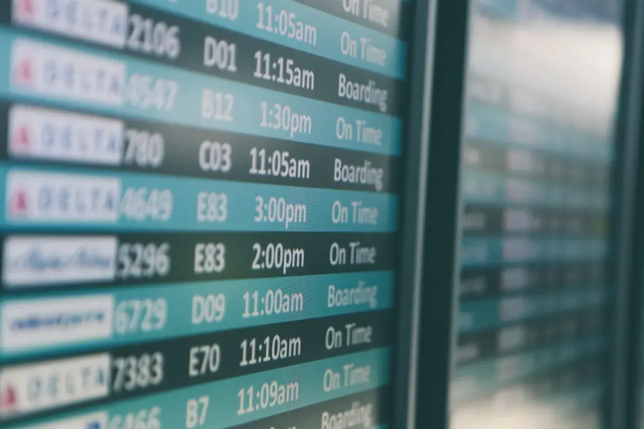 Vuelos en pantalla de aeropuerto. ¿Cuántos aeropuertos hay en Barcelona?